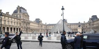 Colpo al Louvre, altri quattro fermi per il furto dei gioielli della corona francese