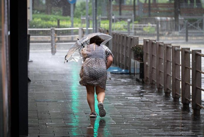 maltempo_donna_ombrello_afp