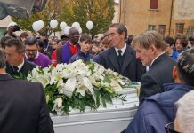 Fiori, palloncini e la fascia da capitano. L’abbraccio di Roverbella per l’ultimo saluto a Ransom