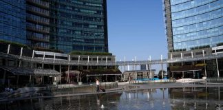 Milano, donna accoltellata in piazza Gae Aulenti