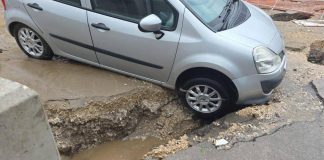 Napoli, si apre voragine in Via Appia: coinvolte almeno 4 auto nel crollo