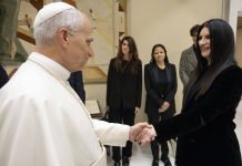 Il Papa incontra Laura Pausini: “Già da Sanremo ero un suo fan”