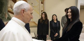 Il Papa incontra Laura Pausini: “Già da Sanremo ero un suo fan”