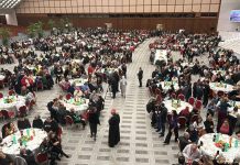 Papa a tavola coi poveri, appello ai governi: “Ascoltate il loro grido”