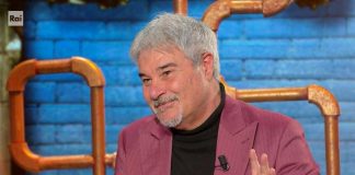 Pino Insegno si commuove a ‘Ciao Maschio’: “Mamma mi manca ogni giorno”