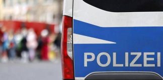Sesso in auto a 140 all’ora, fermati dalla polizia dopo inseguimento