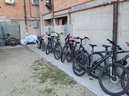 Cantina di via Amadei usata dai ladri come deposito: Carabinieri trovano biciclette e ciclomotori
