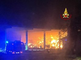 San Benedetto, 300 rotoballe in fiamme: sul posto tre squadre dei Vigili del Fuoco