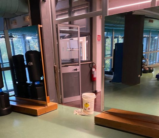 Dugoni, secchi nell’area fitness per raccogliere la pioggia dal soffitto