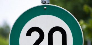 I segnali stradali verdi ‘debuttano’ nel Regno Unito, cosa significano i ‘green signs’