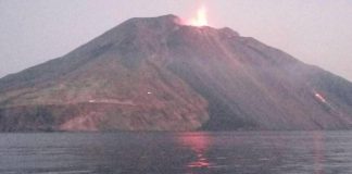 Stromboli, trabocco e flusso lavico sulla Sciara del Fuoco
