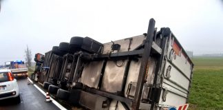 Pegognaga: camion frigo si ribalta nella notte, traffico in tilt sulla Provinciale per Suzzara