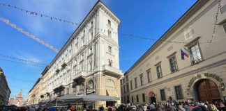 Ornella Vanoni, feretro arriva tra gli applausi al Piccolo Teatro di Milano: lunga fila alla camera ardente