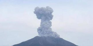 Il vulcano Sakurajima si ‘risveglia’: alta colonna di cenere e fumo
