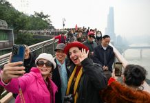 Cina, turisti italiani sperimentano la nuova passerella sospesa di Chongqing