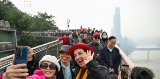 Cina, turisti italiani sperimentano la nuova passerella sospesa di Chongqing