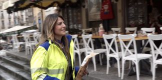 Napoli, il portalettere al servizio della comunità nel centro storico