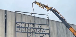 Nuova scuola “Piero Angela”, insegna installata: il cantiere si chiuderà in primavera