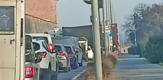 Mantova, ancora un tir incastrato in piazza Arche: traffico paralizzato sul Lungolago