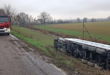 San Benedetto Po, autoarticolato si rovescia sulla Sp. 49: paura per l’autista