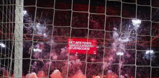 Fumogeni e fuochi d’artificio in campo, sospesa e rinviata Ajax-Groningen