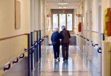 Anziani, ‘in Rsa 1 pillola su 3 tritata o spezzata e 1 capsula su 4 aperta’, alert su rischi errori