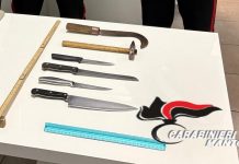 Armato di falce e coltelli cerca di irrompere in casa dell’ex. Poi aggredisce i Carabinieri: immobilizzato col taser