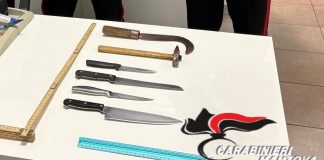 Armato di falce e coltelli cerca di irrompere in casa dell’ex. Poi aggredisce i Carabinieri: immobilizzato col taser