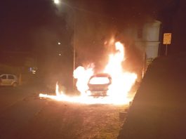 Auto distrutta dalle fiamme davanti alla chiesa di San Rocco: paura a Cavriana