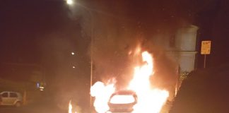 Auto distrutta dalle fiamme davanti alla chiesa di San Rocco: paura a Cavriana