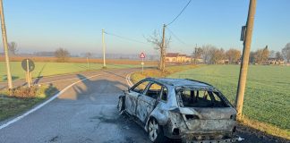 Pegognaga, auto prende fuoco all’improvviso con due persone a bordo