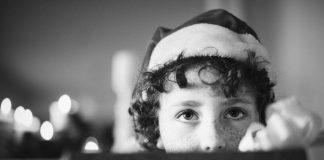 Natale, doni ai bimbi a mezzanotte? La pediatra: “Meglio scartarli il mattino dopo, ecco perché”