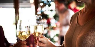 Da brindisi a dopocena, l’alcol minaccia il Natale: a rischio fegato e cervello