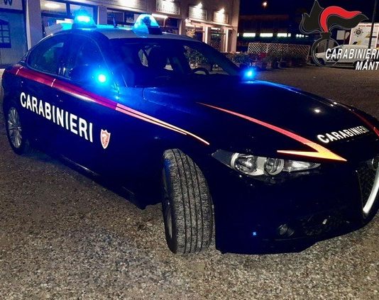 Con un tasso alcolico cinque volte oltre il limite esce di strada: denunciato