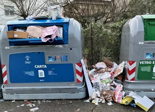 cassonetti pieno protesta CambiaMoglia