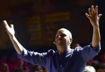 Zalone e l’ode alla prostata a reti unificate Mediaset