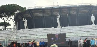Addio a Nicola Pietrangeli, a Roma l’ultimo saluto alla leggenda del tennis sulle note di My Way