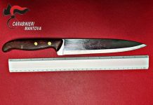 Notte di violenza domestica a Porto Mantovano: 68enne accoltella il marito durante una lite