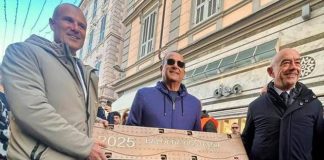 Sanremo, Carlo Conti posa la targa per Olly nella ‘Walk of Fame’ del Festival