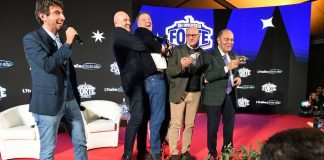 Crosetto prova a prendere in braccio Renzi, siparietto ad Atreju