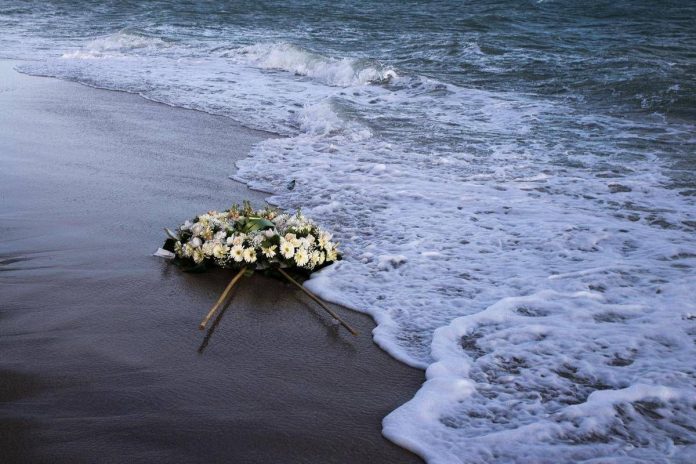 cutro_spiaggia_naufragio_fiori_afp_1-0-3540922394