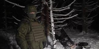 Ucraina, attacco alla residenza di Putin: Russia mostra il drone abbattuto