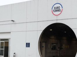 Tunnel sotto la Manica, problemi a circolazione treni con ritardi e cancellazioni. Eurostar: “Rimandate il viaggio”