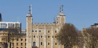 Torre di Londra, imbrattata con cibo la teca contenente la Corona Imperiale: 4 arresti