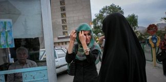Iran, donne corrono la maratona senza velo: per gli organizzatori scatta il “procedimento penale”