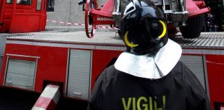 Bari, incendio in centro logistico. Fiamme alte fino a 10 metri