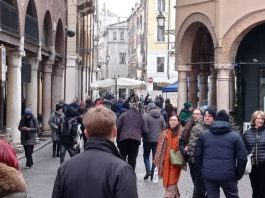 Domenica prima di Natale a Mantova tra mercatini e babbi Natale in moto