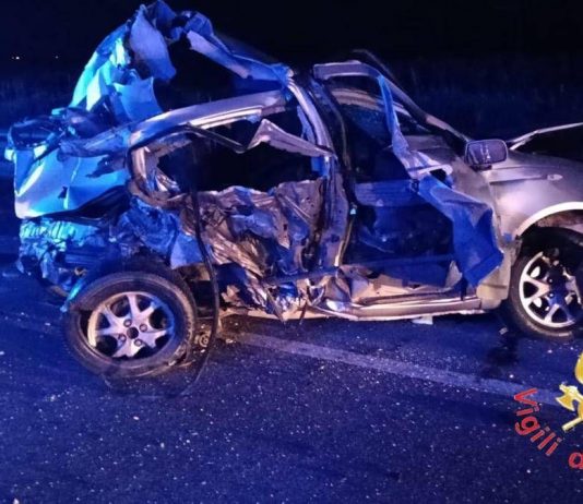 Scontro tra un furgone e due auto sulla Ss 106, un morto e tre feriti