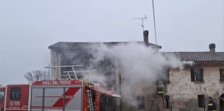 Incendio in una cascina a Casaloldo, le fiamme divampate dalla canna fumaria della camera da letto