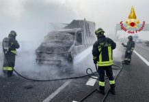 Paura sull’A22: furgone in fiamme. I vigili del fuoco spengono l’incendio